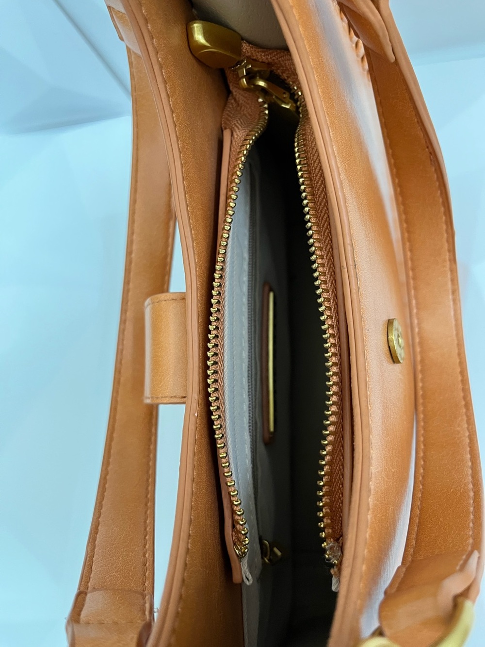 Antik Kraft Cognac Leather Shoulder Bag with Gold Hardware New - Picture 13 of 16